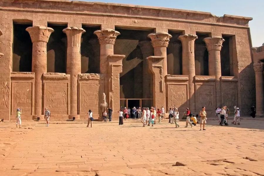 Full-day guided tour of the temples of Edfu and Esna from Luxor